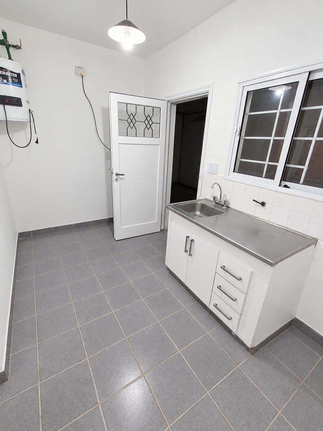 Excelente departamento con balcón al frente